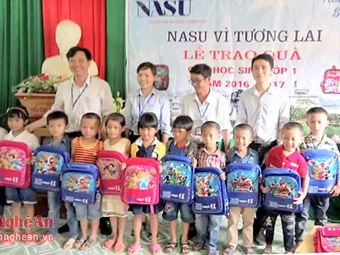 Công ty Mía đường NaSu tặng quà cho học sinh vào lớp 1