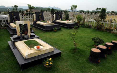 Tháng Ngâu: Đại gia bỏ tiền tỷ tìm đất chôn mình
