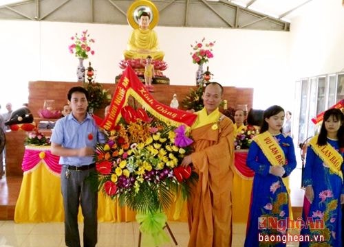 Công an tỉnh tặng hoa chúc mừng các tăng ni, phật tử mùa Vu lan báo hiếu