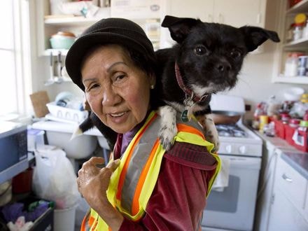 Cụ bà quét rác gốc Việt trở thành ngôi sao mạng xã hội Mỹ