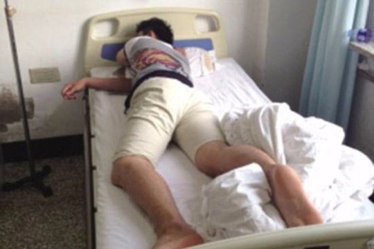 Bác sĩ Trung Quốc cắt trĩ nhầm ông chồng chờ vợ đẻ