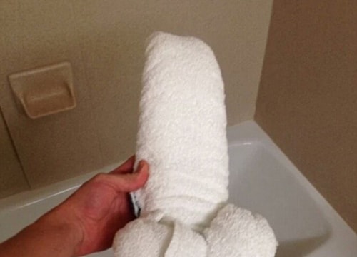 Khách sạn quấn khăn tắm hình dương vật