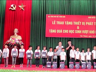 Trao tặng thiết bị phát thanh và học bổng học sinh nghèo vượt khó ở Yên Thành