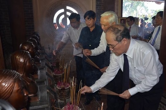 Nguyên Chủ tịch Quốc hội Nguyễn Sinh Hùng thăm Nghệ An