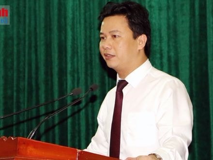 Chủ tịch trẻ nhất nước: 'Ai sách nhiễu cứ nhắn tin cho tôi'