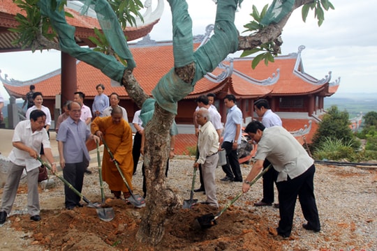 Nguyên Chủ tịch Quốc hội Nguyễn Sinh Hùng thăm chùa Đại Tuệ