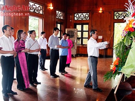 Trưởng ban Kinh tế Trung ương dâng hương tại Khu di tích Kim Liên