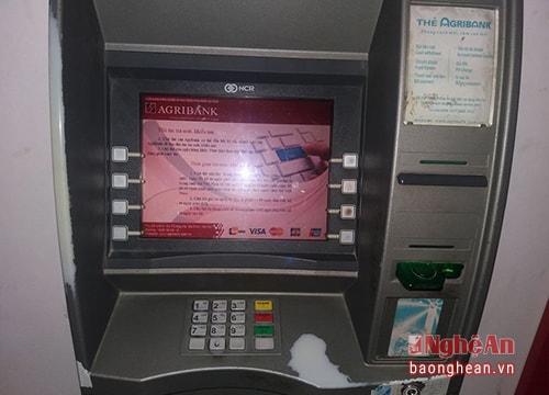 Bị điện giật khi rút tiền tại cây ATM