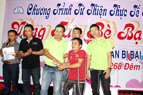 Cộng đồng Xứ Nghệ tại Đồng Nai trao 20 triệu đồng cho anh Phan Văn Tuấn