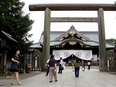 Thủ tướng Nhật Bản gửi đồ lễ viếng Đền Yasukuni