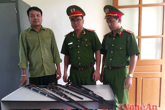 Thu giữ 52 súng kíp và nhiều công cụ hỗ trợ nguy hiểm tại vùng tái định cư