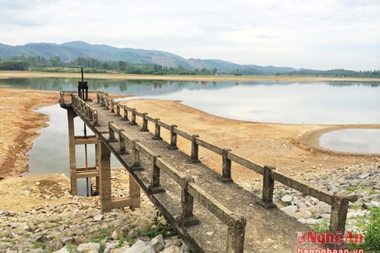 Lửng lơ 'bom nước' mùa mưa bão