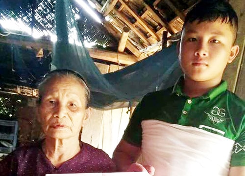 Trao tiền ủng hộ cho gia đình bà Vũ Thị Với ở Tân Kỳ