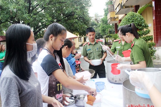 Chương trình " Bát cháo yêu thương" của Công an thị xã Hoàng Mai