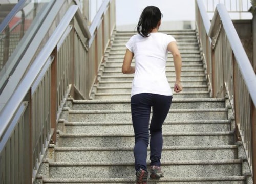 Vì sao thở dốc khi leo cầu thang?