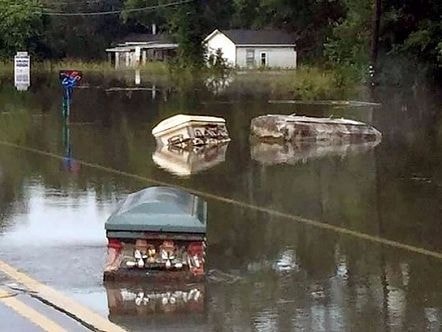 Mỹ: Quan tài trôi nổi trên phố sau mưa lũ