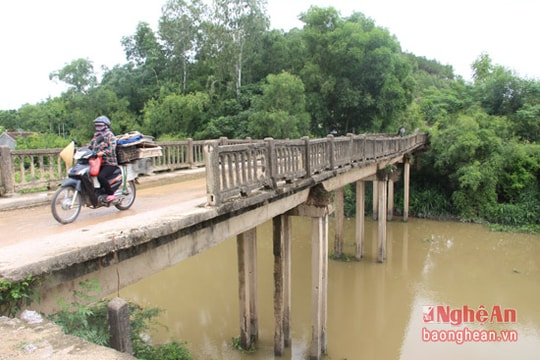 Người dân nơm nớp khi qua cầu Yên Định