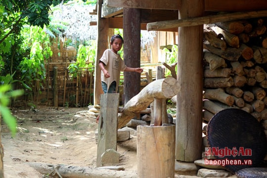 Thậm thình tiếng chày giã gạo ở các bản làng miền Tây