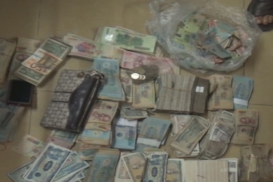 Cả nhà bị bắt cùng gần nửa tỷ tiền đánh đề