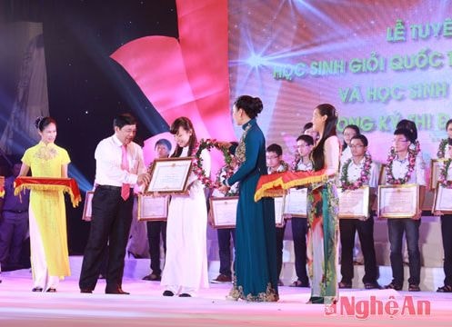 51 học sinh Nghệ An đạt điểm xét tuyển đại học cao được tuyên dương