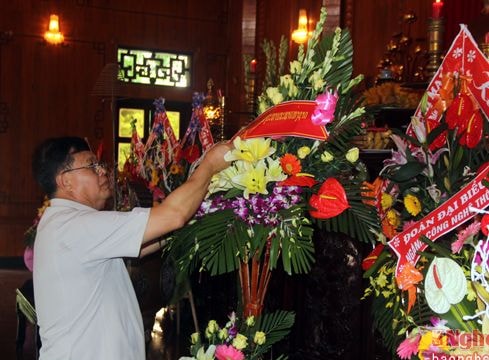 Phó Chủ tịch Quốc hội Lào dâng hương tại Khu di tích Kim Liên