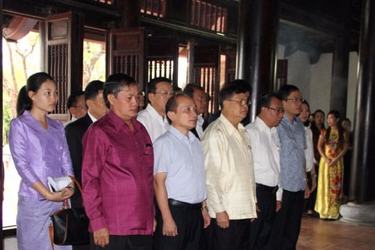Phó chủ tịch Quốc hội Lào dâng hương tại Nhà tưởng niệm Xô Viết Nghệ Tĩnh