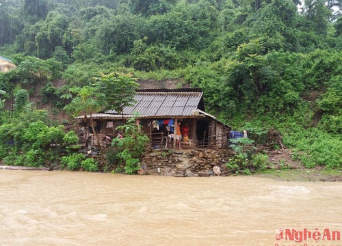 Nghệ An vẫn còn 2 bản bị cô lập do lũ