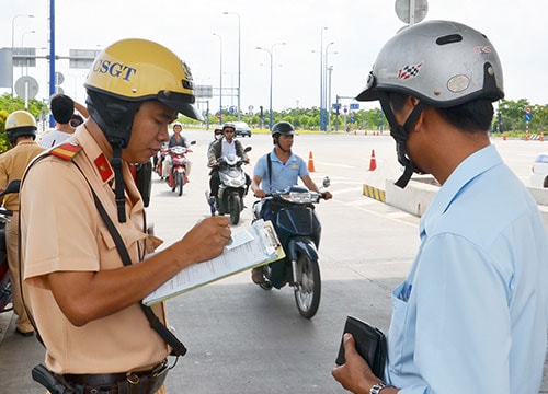 Người dân có quyền kiểm tra giấy tờ của CSGT không?