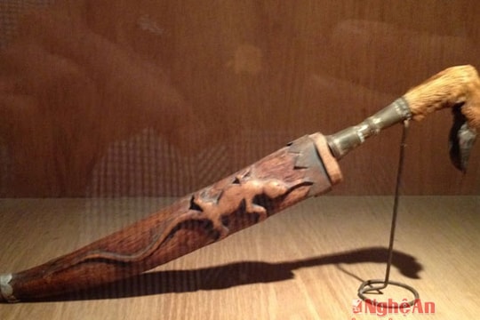 Cây kiếm trừ ma và những trận kịch chiến của thầy mo