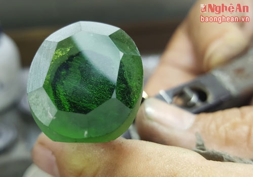 Tinh xảo nghề chế tác đá quý ở Quỳ Hợp
