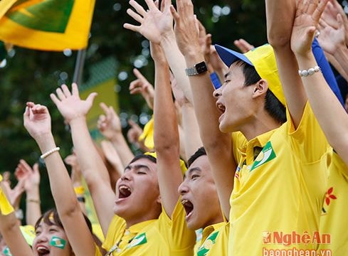 Cổ động viên SLNA náo động sân Cao Lãnh