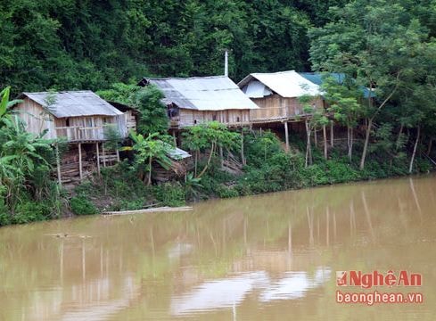 Những ngôi nhà chênh vênh bên dòng lũ