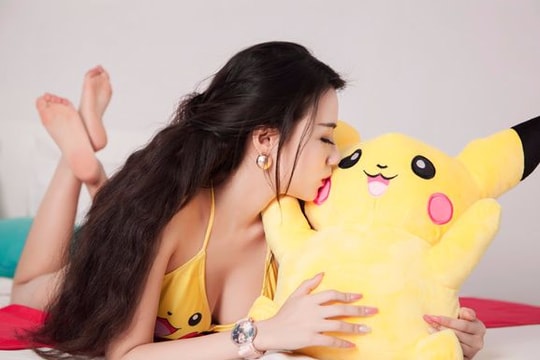 Linh Miu: Sốt cùng Pokemon Go vẫn không quên gợi cảm