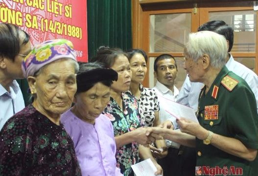 Trao 8 sổ tiết kiệm cho thân nhân, gia đình liệt sỹ Đảo Gạc Ma