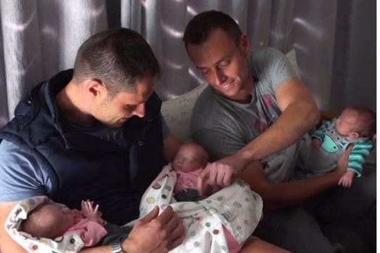 Cặp đồng tính nam với ca sinh ba kỳ diệu