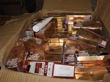 Bắt lô 800 thỏi son môi, kem trắng da nhập lậu