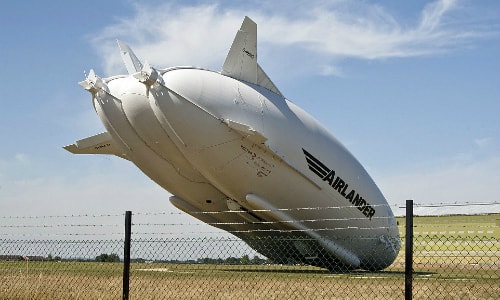 Máy bay lớn nhất thế giới đâm vào cột điện