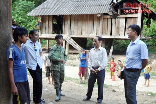 Theo chân giáo viên vào bản vận động học sinh đến trường