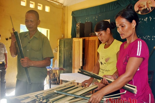 Lần đầu tiên bản dân tộc Khơ Mú học làm hàng hóa xuất khẩu