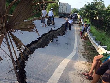 Vết nứt dài 30m đột ngột xuất hiện trên đường quốc lộ