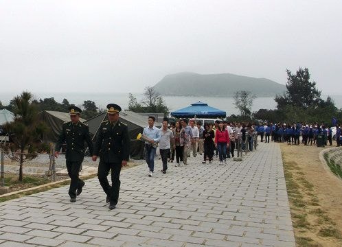 Người dân cả nước viếng mộ Đại tướng Võ Nguyên Giáp