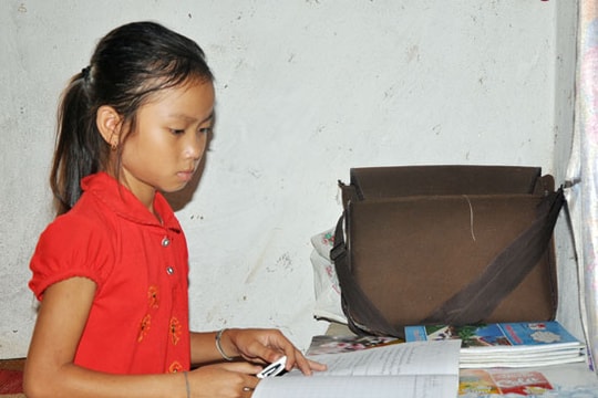 Bé mồ côi mong được tiếp tục đến trường