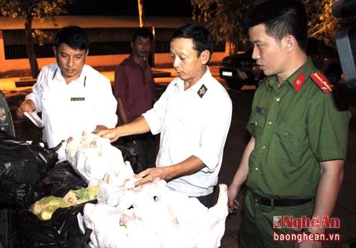 Bắt giữ 160 kg thịt gà đông lạnh không rõ nguồn gốc