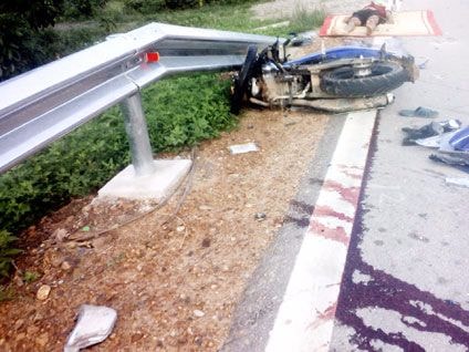 Phóng nhanh, xe máy đâm ô tô, ba người thương vong