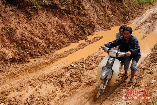 Kỳ Sơn khắc phục thông tuyến đường thị trấn Mường Xén-Nậm Càn