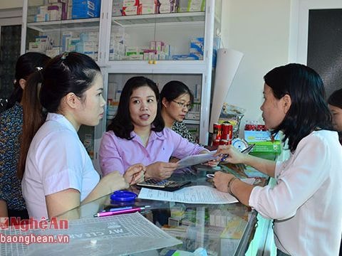 Đại lý bán thuốc chữa bệnh kiêm... cửa hàng tạp hóa