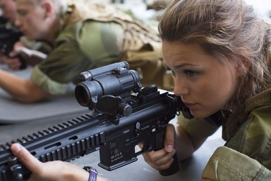 Nữ binh sĩ thiết giáp Na Uy