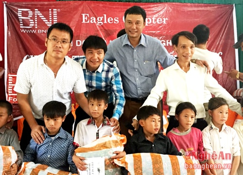 400 suất quà 'Tiếp sức đến trường' cho học sinh Tiểu học Tri Lễ 4