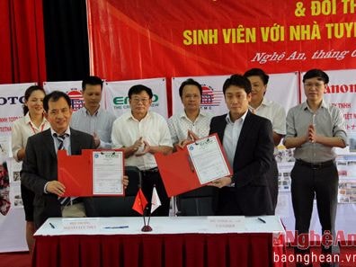 Nhà tuyển dụng Nhật Bản ký cam kết việc làm cho sinh viên Đại học Vạn Xuân