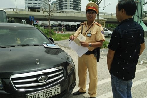 Rút thẻ phóng viên giả 'xin' CSGT bỏ qua vi phạm
